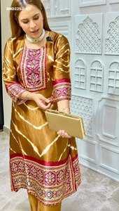 Conjunto de Kurta y Pantalón de Diseño en Seda Chinon con Estampado Digital y Trabajo de Espejo Hecho a Mano, Moda Femenina, Exportación y Suministro al por Mayor - Product Image 2
