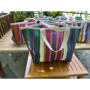 Bolso Tote de nylon reciclado ecológico a rayas multicolores con asas de correa de cincha personalizables impermeables - Product Image 6