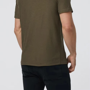 เสื้อยืดผู้ชายสีเขียวมะกอกพรีเมียม รุ่นเบสิค สำหรับผู้ชาย พร้อมโลโก้แบบกำหนดเอง ดีไซน์ทันสมัย สวมใส่สบาย สไตล์สตรีทลำลอง แขนสั้น เสื้อยืดที่ต้องมี - Product Image 4