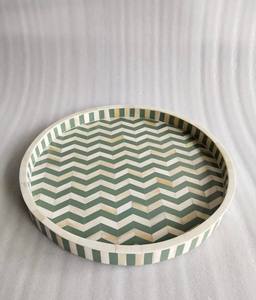 Plateau de service rond en os incrusté avec des plateaux de rangement vert et blanc, motif à carreaux et design feuille, pour une utilisation décorative sur la table à manger - Product Image 1