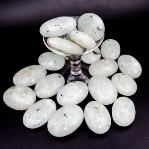 Pierre de paume ovale naturelle en pierre de lune, polie, cristal de guérison pour le Reiki, la méditation et la décoration intérieure - Vente en gros du Rajasthan - Product Image 6