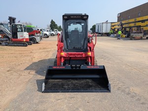 รถตักล้อยาง Takeuchi TL8R2 แบบตีนตะขาบขนาดกะทัดรัด พร้อมบุ้งกี๋หน้า สำหรับงานก่อสร้างในฟาร์ม - Product Image 6