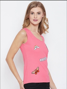Camiseta sin mangas de punto rosa para mujer con apliques de mariposas arcoíris, top informal con cuello redondo - Product Image 1