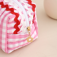 Sac de maquillage matelassé à carreaux gingham en gros, broderie initiale personnalisée, sacs de toilette festonnés pour femmes, trousse de toilette personnalisée à fermeture éclair