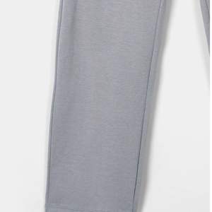 กางเกงวอร์มลำลองผู้ชาย ผ้าฝ้ายผสมโพลีเอสเตอร์ กางเกงจ็อกเกอร์ เอวยางยืด มีเชือกผูก ทรงหลวม รับทำโลโก้ OEM - Product Image 4