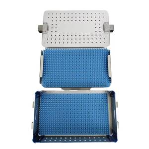 Plateau pour instruments chirurgicaux réutilisable en alliage d'aluminium et acier inoxydable avec insert perforé bleu pour usage vétérinaire Morje Surgical - Product Image 1