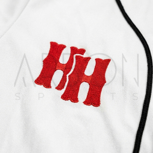 Camiseta de Béisbol Blanca con Botones y Estampado Gráfico Rojo, de Poliéster de Secado Rápido, con Bordado 3D, de Última Tendencia, de un Buen Proveedor - Product Image 4