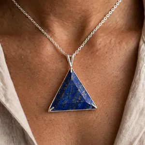 Collier pendentif triangle en Lapis Lazuli naturel 25mm, laiton plaqué or rose, bijoux personnalisés en pierres précieuses, cadeau de mai, vente en gros - Product Image 4