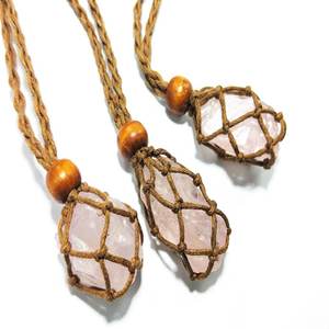 Porte-bijoux en macramé fait main en quartz rose avec cordon réglable, respectueux de l'environnement - Product Image 4
