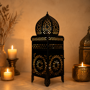 Lanterne en métal marocaine à découpe géométrique avec finition noire mate, porte-bougie décoratif pour la décoration de table du Ramadan - Product Image 1
