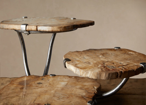 Planche de service rustique en bois pétrifié la plus vendue avec pieds en fer forgé, plateau à fromage en pierre naturelle, support à charcuterie à bords naturels - Product Image 5