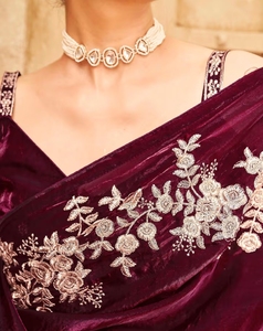 Sari de soirée traditionnel en satin de soie brodé KV Maroon, avec chemisier non cousu, sans plis - Product Image 2