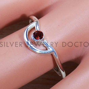 Anillos de compromiso de plata de ley 925 con granate de corte redondo único, hechos a mano, con piedra de nacimiento, joyería fina, anillo semicircular para mujer - Product Image 2