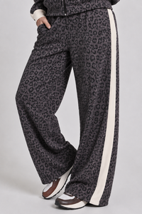 Pantalon de jogging à jambes larges en tissu doux de qualité supérieure pour femme, imprimé léopard graphite, avec bande latérale contrastée, pour la saison hivernale - Product Image 1