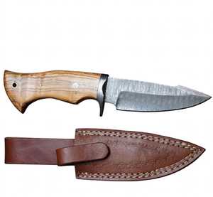 Cuchillo utilitario de exterior hecho a mano con acero de Damasco, mango de madera de olivo y funda de cuero. - Product Image 6