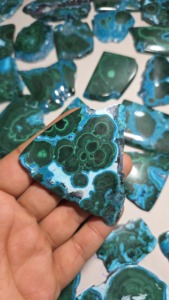 Tranches de pierres précieuses naturelles de chrysocolle et de malachite, 6 mm, traitées thermiquement, forme irrégulière, polies, vertes, pierres lâches pour la fabrication de bijoux - Product Image 2