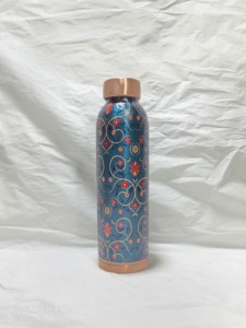 Bouteille d'eau en cuivre de qualité supérieure 1000 ml avec un élégant motif floral bleu et un bouchon anti-fuite - Récipient ayurvédique de 1 litre - Product Image 1