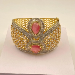 Brazalete Vintage con Corazón Chapado en Oro Rosa de 22k y Circonita Cúbica, Brazalete Minimalista con Circonita Cúbica Pequeña, Joyería Elegante para Boda - Product Image 3