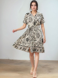 Robe d'été florale à encolure en V, manches courtes bouffantes, style vintage, décontractée, longueur midi, avec décoration en dentelle élégante, pour femmes, fabricant de vêtements - Product Image 2