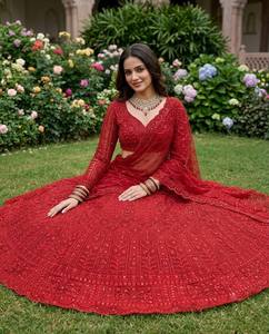 Robe de mariée formelle moderne en organza brodé rouge, style robe de bal, avec crop top, col en V, manches longues et longueur ras du sol - Product Image 3