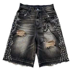 Shorts en jean brodés pour hommes, taille basse, effet vieilli, imprimé squelette, sequins, rivets, style punk, pour l'été - Product Image 1