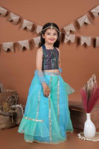 Titrit Lehenga Choli Dupatta en denim de soie tissé, col licou, motif géométrique, orné de broderies miroir et de sequins - Tenue de mariage hivernale - Product Image 2