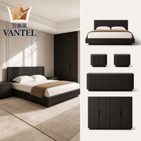 Maßgefertigtes Luxus-Hotelzimmer-Möbelset Modernes Geriffeltes Holzbett Nachttisch und Kommode für Hotelprojekte