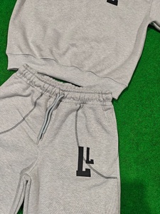 Ensemble été en molleton de coton avec logo brodé, surpiqûres réversibles sur toute la surface, ensemble 2 pièces (hoodie et short) pour homme - Product Image 3