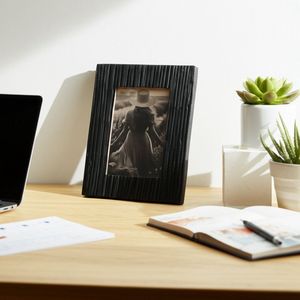 Marco de Fotos Vertical de Madera Moderno, Ecológico, Duradero y Minimalista en Negro - Product Image 2