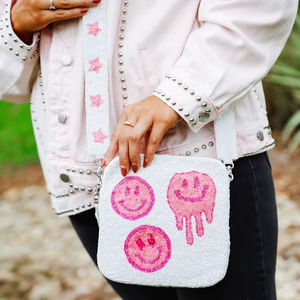 กระเป๋าสะพายข้างรูปหน้ายิ้มประดับลูกปัดสีขาวพร้อมสายสะพายรูปดาวสีชมพู กระเป๋าสะพายไหล่ทรงสี่เหลี่ยมปักลายลูกปัดสำหรับผู้หญิง - Product Image 1