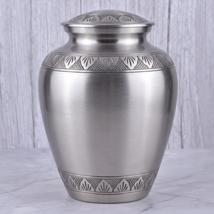 Urna Funeraria de Latón para Cenizas Humanas con Banda Grabada en Oro con Diseño de Hojas y Superficie Pulida - Product Image 2