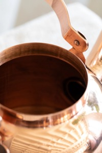Théière en cuivre de luxe traditionnelle avec une belle becquetée courbée, une poignée décorative en cuivre, un couvercle assorti sécurisé, forme classique arrondie - Product Image 6