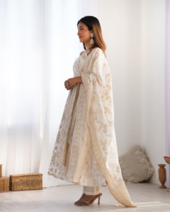 Elegante Vestido Anarkali de Seda Jacquard Banarasi con Espalda Descubierta, Dori de Cuatro Metros, Corte Kali y Conjunto de Pantalón y Dupatta Preconfeccionado - Product Image 5