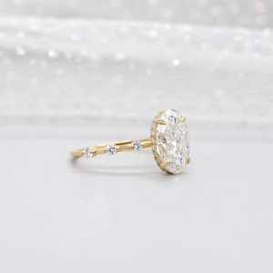 Anillo de Compromiso con Halo Oculto de Diamante Cultivado en Laboratorio con Corte Ovalado en Oro Amarillo de 14K con Certificado IGI para Mujer - Product Image 2