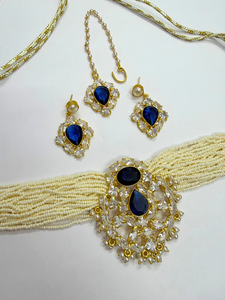 Ensemble collier ras-de-cou en cristaux bleu saphir et perles avec boucles d'oreilles pendantes et Maangtika, collier ras-de-cou classique en perles plaqué or 18 carats, bijoux faits à la main - Product Image 1