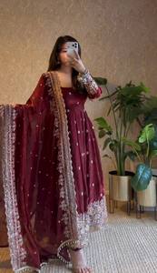 Ensemble de robe Anarkali en soie Fandy de luxe pour femmes, tenue traditionnelle pour mariage, Diwali, soirée, entièrement cousu avec de riches broderies - Product Image 3