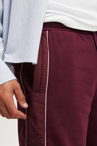 Shorts Bermuda en coton bordeaux pour homme avec bande latérale et logo imprimé sur le devant, short décontracté à cordon de serrage à la taille - Product Image 6