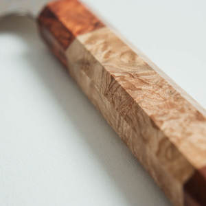 Cuchillo de chef hecho a mano con acero damasco y cobre, con mango de madera natural, para cocina profesional y uso en restaurantes. - Product Image 3