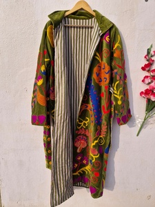 Chaqueta Larga de Terciopelo SUZANI Hecha a Mano de la Mejor Calidad, Transpirable, Ecológica y de Algodón |   Abrigo de Invierno Boho con Bordado Floral al por Mayor - Product Image 4