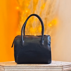 Sac de voyage en cuir véritable léger avec fermeture éclair et motif lettres, grande capacité, pour femmes et filles, de la marque Venus Leathers Fashion - Product Image 3