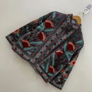 Veste d'hiver de style ethnique en velours Suzani, manteau court bohème avec broderie florale pour les festivals ou les tenues décontractées - Product Image 5