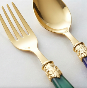 Ensemble de couverts élégants plaqués or avec manches en résine crème, marron et vert pour les dîners de mariage - Product Image 2