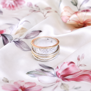 Anillo Giratorio de Plata de Ley 925 con Grabado Floral, Anillo Antiestrés, Anillo de Meditación Giratorio, Chapado en Oro Rosa y Oro Amarillo - Product Image 1