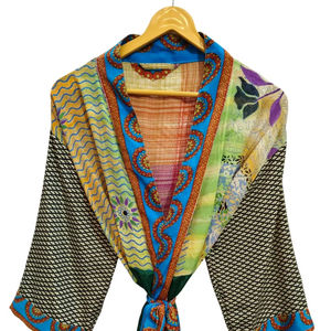 Robe longue kimono en soie Bridel, patchwork, pour couvrir le bikini, vêtement de nuit, kimono en sari indien vintage recyclé fait main - Product Image 1