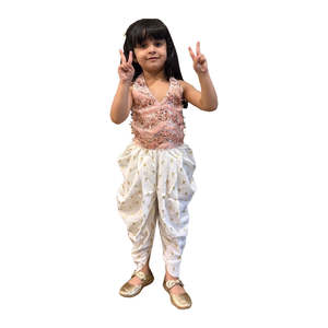 Twisha Xpressions Ensemble haut sans manches et dhoti orné de motifs Paisley pour petites filles, couleur pêche et blanc, en polyester, tenue de fête ethnique élégante - Product Image 6