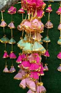 Guirlande de pompons en filet Royal Gota – Décoration suspendue faite à la main pour mariages et événements indiens, idéale pour Mehndi, Haldi et Diwali - Product Image 4