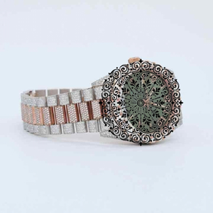 AMBER JEWELS นาฬิกาข้อมือสแตนเลสสตีลสีเหลืองทองหรูหรา สายประดับเพชร ตัวเรือนทรงสี่เหลี่ยม ระบบควอตซ์ โครโนกราฟ สำหรับนักดำน้ำ - Product Image 3