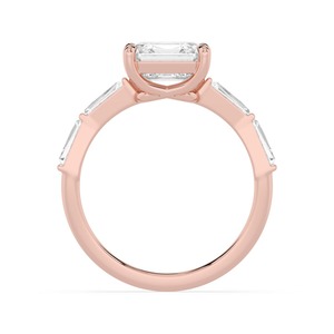 Anillo de Compromiso Moderno de Oro Rosa de 10K con Diamante Cultivado en Laboratorio Corte Asscher, Piedra Central Grande y Diamantes Laterales de Corte Baguette Refinados - Product Image 2