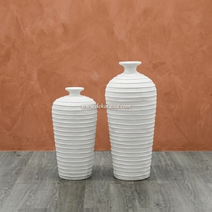 Vase de sol Pilin S blanc uni en terre cuite rustique côtelée, pot haut en argile artisanale, urne décorative en grès, vente en gros - Product Image 3