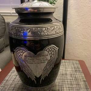 Nouvelle Urne Funéraire Bleue Turquoise à Motif Floral Gravé, Urnes Funéraires Artisanales pour Adultes, Fournisseur de Cérémonies Funéraires, Meilleur Prix - Product Image 3